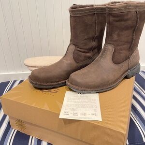 UGG Men's Hartsville Boots Brown Leather Suede Sheepskin Lined 5626‎ Size 10.5